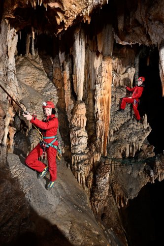 Aven d'Orgnac-Issirac (Ardèche) - Progression en vire en corda-ferrata à la fin du premier tronçon(SP-22-0057)