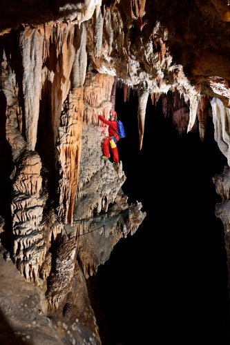 Aven d'Orgnac-Issirac (Ardèche) - Progression en vire en corda-ferrata à la fin du premier tronçon(SP-22-0053)