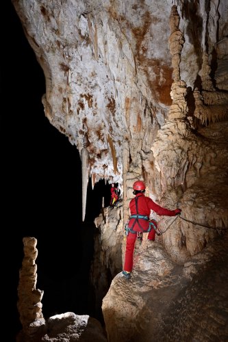 Aven d'Orgnac-Issirac (Ardèche) - Progression en vire en corda-ferrata sur le premier tronçon(SP-22-0045)