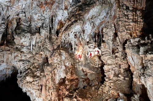 Aven d'Orgnac-Issirac (Ardèche) - Vue d'ensemble de la progression sur le premier tronçon du parcours "Vertige souterrain"(SP-22-0078)