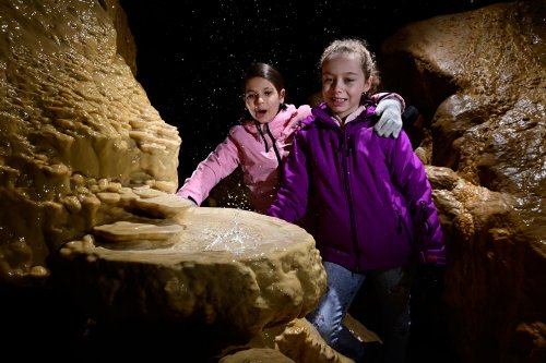 Grotte de Vallorbe (Suisse) - Jeunes touristes devant le bénitier dans la partie aménagée(SP-22-0332)