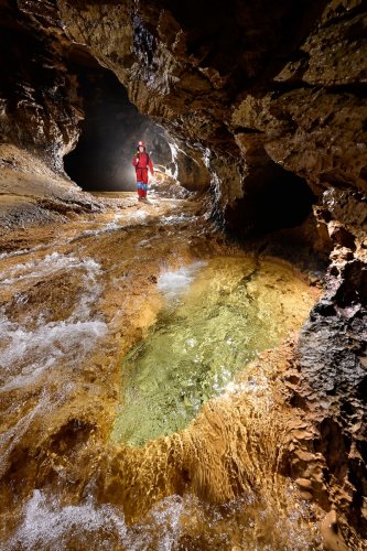 Grotte de Bouzic (Dordogne) - Vsaque d'eau verte dans la rivière  (SP-22-0870)
