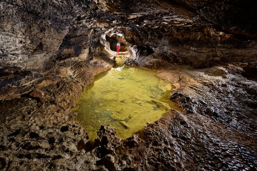 Grotte de Bouzic (Dordogne) - Galerie avec vasque d'eau verte (SP-22-0891)