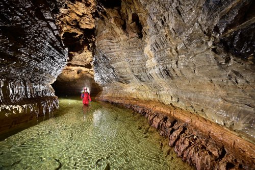 Grotte de Bouzic (Dordogne) - Progression dans la rivière (eau verte et frange de roche rouge sur les bords)(SP-22-0864)