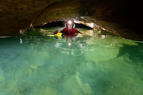 Grotte de Bouzic (Dordogne) - Passage de la voûte mouillante donnant accès à la rivière(SP-22-0904)