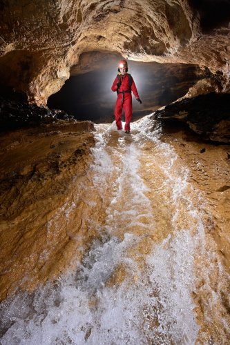 Grotte de Bouzic (Dordogne) - Rivière coulant sur un tobogan de calcite jaune(SP-22-0910)