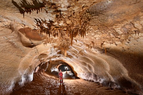 Traversée Aven Despeysse - Grotte de Saint-Marcel (Ardèche) - Deux spéléos dans une galerie avec stalactites au plafond(SP-22-1345)