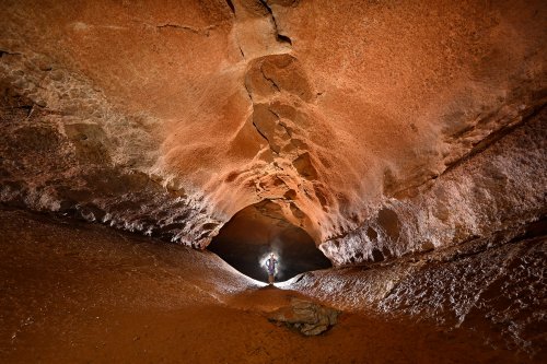 Traversée Aven Despeysse - Grotte de Saint-Marcel (Ardèche) - Progression dans la galerie N (SP-22-1329)
