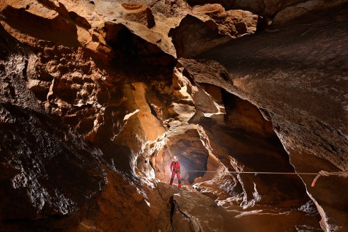Traversée Aven Despeysse - Grotte de Saint-Marcel (Ardèche) - Descente du toboggan débouchant sur la salle Blanche(SP-22-1314 )