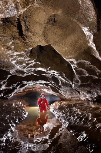 Grotte du moulin de Vermondans (Doubs) - Galerie avec rivière et marmite de plfond en premier plan(SP-22-1433)
