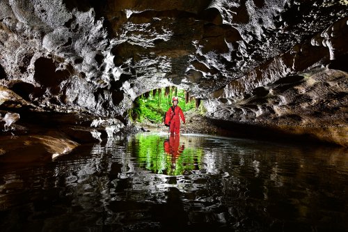 Grotte du moulin de Vermondans (Doubs) - Spéléo dans la rivière avec entrée en arrière plan (SP-22-1420)