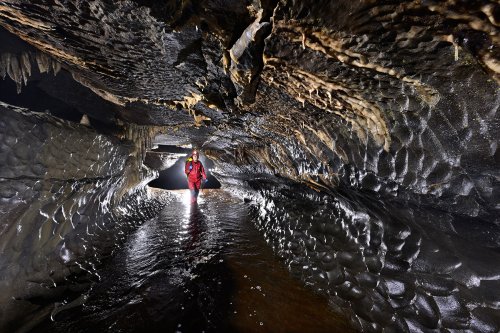Pollnagullum (Burren, Irlande) - Rivière souterraine dans dans galerie avec coups de gouge et concrétions jaunes(SP-22-1867)