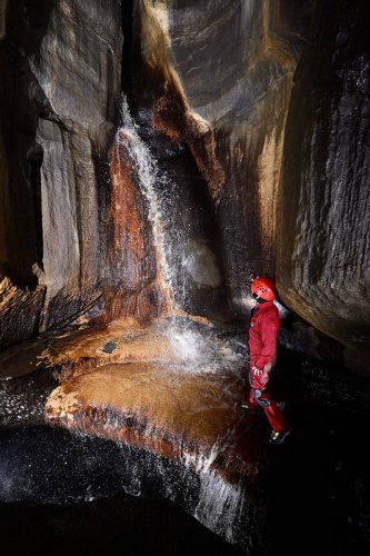 Pollnagullum (Burren, Irlande) - Arrivée d'une cascade sur le côté de la galerie principale(SP-22-1870)