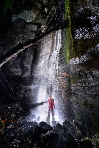Pollnagullum (Burren, Irlande) - Cascade à la base du puits d'entrée (la galerie débouche sous la cascade) (SP-22-1877)