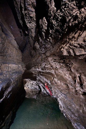 Gouffre Géant de Cabrespine (Aude) - Le canyon : passage d'une vire au dessus de la rivière(SP-22-1982)