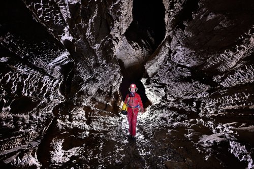 Gouffre Géant de Cabrespine (Aude) - Progression dans une galerie dans les schistes(SP-22-1978)
