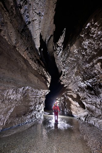 Gouffre Géant de Cabrespine (Aude) - Le canyon : progression dans la rivière(SP-22-1986)