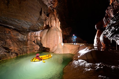Gouffre Géant de Cabrespine (Aude) - Navigation sur le petit lac de la Grande barrière (SP-22-1990)