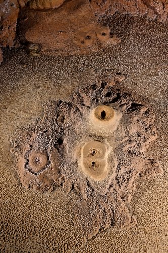 Grotte de Roquebleue (Hérault) - Galerie des volcans - Ensemble de petits "volcans" (SP-22-2409)