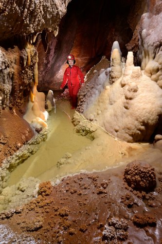 Grotte de la Douch (Hérault) - Petite galerie avec gour et concrétions colorées (format portrait)(SP-23-0099)