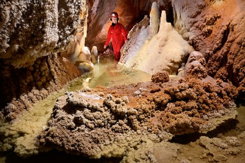 Grotte de la Douch (Hérault) - Petite galerie avec gour et concrétions colorées (format paysage)(SP-23-0096)
