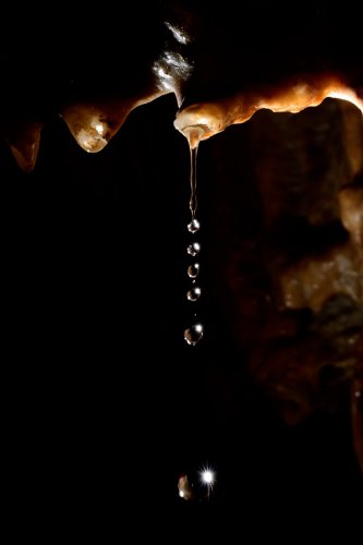 Baume du Mont (Doubs) - Gouttes d'eau en chapelet (SP-22-2200)