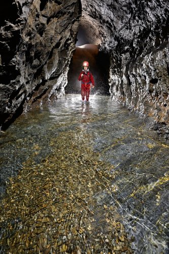 Gouffre Géant de Cabrespine (Aude) - Progression dans la rivière qui coule sur des calcaires bleus marbrés(SP-23-0738)