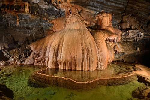 Gouffre Géant de Cabrespine (Aude) - Coulées de calcite orange et gours remplis d'eau au Balcon(SP-23-0586)