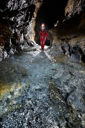 Gouffre Géant de Cabrespine (Aude) - Progression dans la rivière avec les eaux bleuies par le substratum rocheux(SP-23-0749)