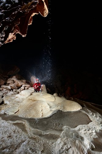 Gouffre Géant de Cabrespine (Aude) - Gours géants alimentés par une chute d'eau dans la salle des gours(SP-23-0569)