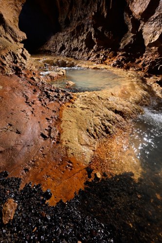Grotte de Foissac (Aveyron) - Coloration de la calcite dans la rivière souterraine(SP-23-0665)