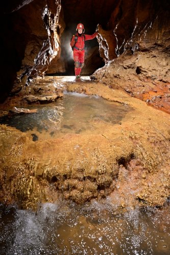 Grotte de Foissac (Aveyron) - Petits gours colorés dans la rivière souterraine(SP-23-0660)