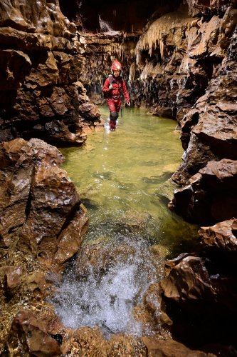 Grotte de Foissac (Aveyron) - Progression dans la rivière souterraine (SP-23-0634)