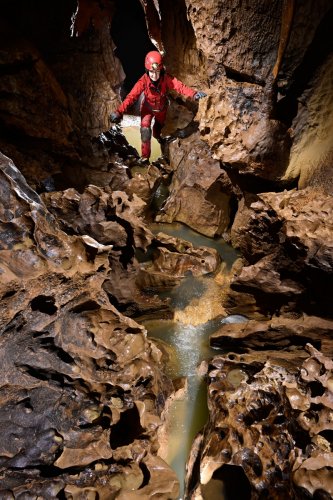 Grotte de Foissac (Aveyron) - Petit canyon déchiqueté dans la rivière souterraine (SP-23-0650.jpg)