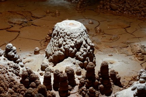 Grotte de Foissac (Aveyron) - Galerie des sapins : calcite blanche recouvrant les dépôts(SP-23-0706)