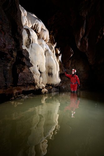 Grotte de Foissac (Aveyron) - Grande coulée de calcite blanche au dessus de la rivière aux eaux vertes(SP-23-0644)