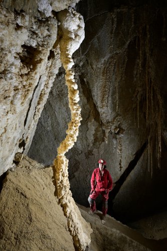 Malham cave (Mont Sodome, Israël) - Colonne de sel tordue au milieu d'un passage(SP-23-0895)
