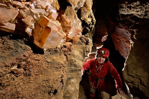 Colonel cave (Mont Sodome, Israël) - Cristaux colorés de sel dans une galerie (SP-23-0826-Sharpen.jpg)