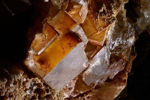 Colonel cave (Mont Sodome, Israël) - Cristaux colorés de sel (détail) (SP-23-0829)