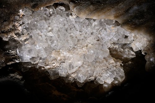 Salt cave (Mont Sodome, Israël) - Ensemble de cristaux de sel dans une petite alcôve(SP-23-0840)