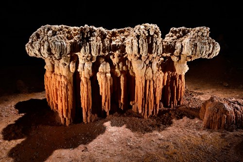 Grotte de Clamouse (Hérault) - Baguettes de gours sur une ancienne île" au milieu d'un gour asséché. La partie supérieure est a priori constituée de l'agrégation de calcite flottante (SP-23-0912)