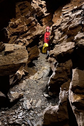 Grotte du Chantier (Hérault) - Progression dans le méandre(SP-23-0899)