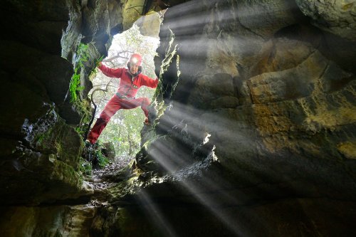 Grotte de Cambo (Gard) - Spéléo à travers les rayons de soleil dans l'entrée (SP-23-0758)
