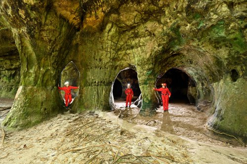 Gruta Palacio (Amazonas, Brésil) -  Trois personnages sous les arches d'entrée de la grotte(SP-23-1065)