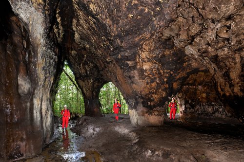 Gruta da Catedral (Amazonas, Brésil) -  Trois personnages  sous les arches d'entrée de la grotte(SP-23-1036)