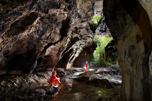 Gruta da Catedral (Amazonas, Brésil) -  Deux personnages dans des puits de lumière(SP-23-1039)