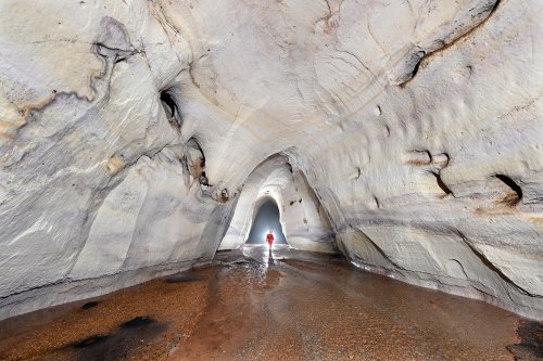 Caverna do Maroaga (Amazonas, Brésil) - Grande galerie dans du grès  blanc avec personnage contre jour au fond(SP-23-1018)