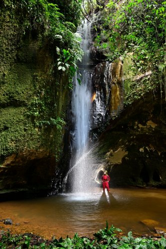 Caverna das Maos (Para, Brésil) - Cascade au soleil près de l'entrée de la grotte avec spéléo(SP-23-1226)