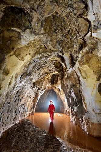 Caverna das Maos (Para, Brésil) - Galerie en forme d'ogive avec petite rivière(SP-23-1157)