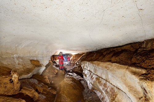 Caverna Paraiso (Para, Brésil) - Deux spéléo dans une galerie avec plafond blanc très lisse(SP-23-1125)